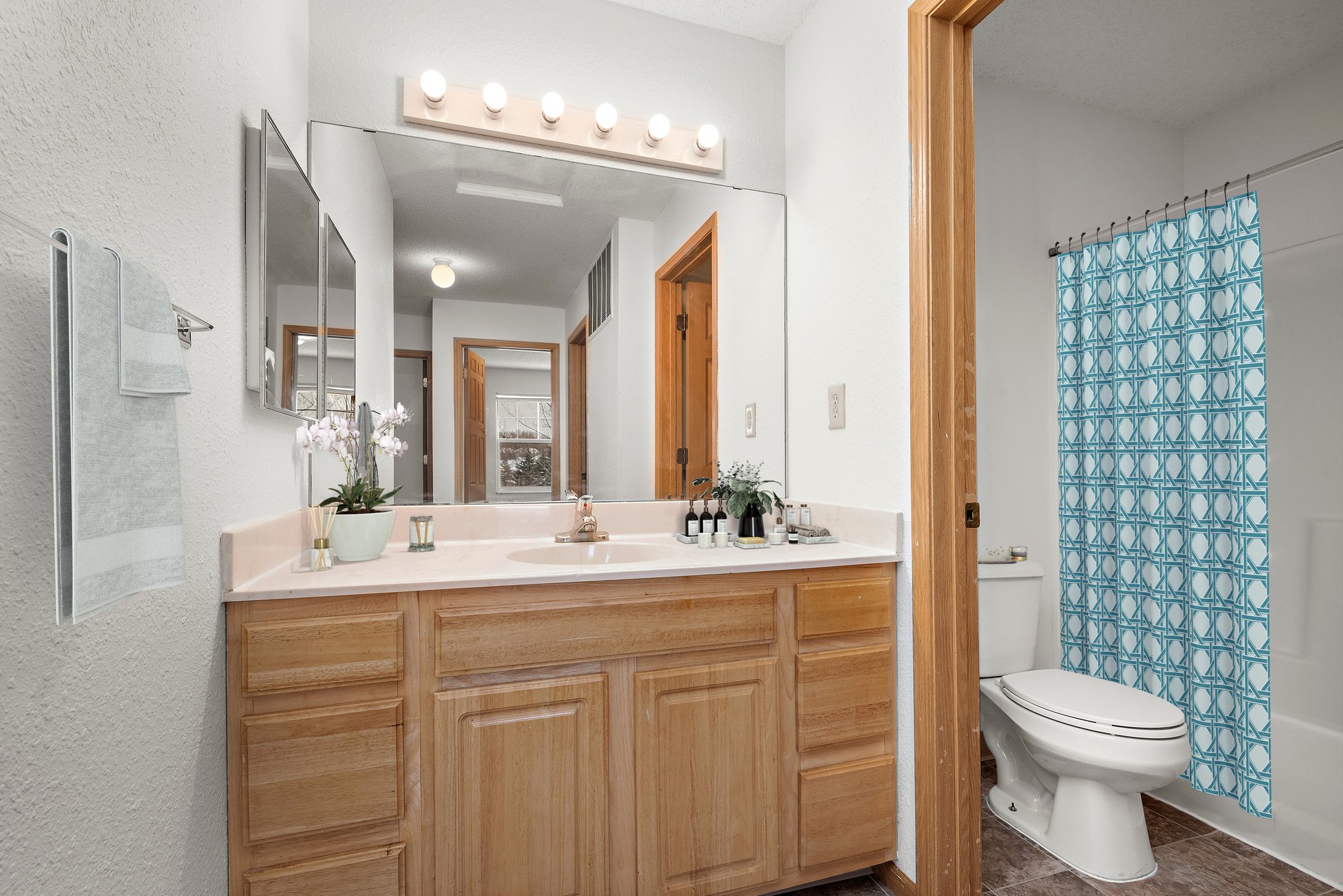 Pondview 3 BR 1.5 BA bath